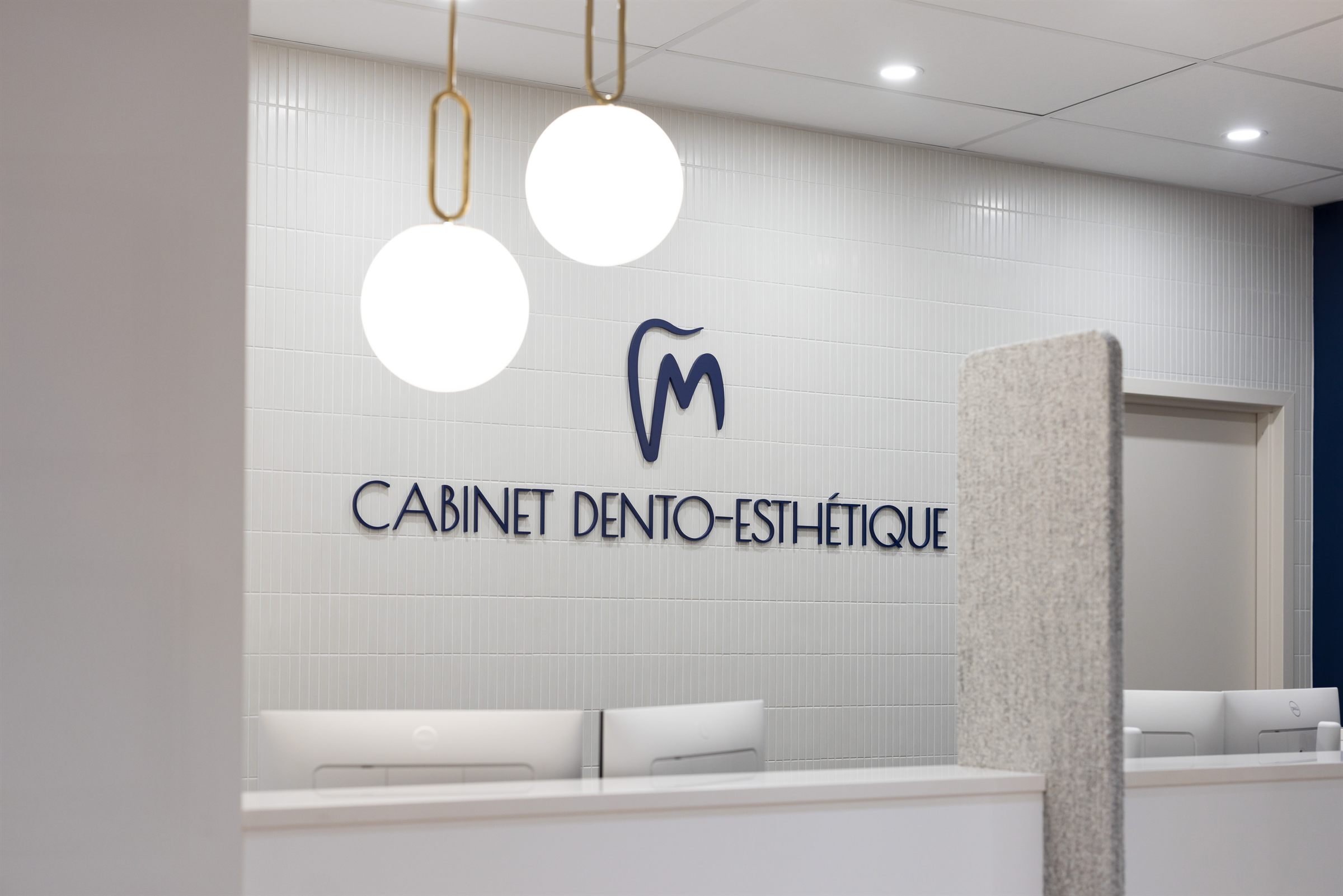 Enseigne murale et suspensions dorées de la réception du Cabinet Dento-Esthétique à Québec